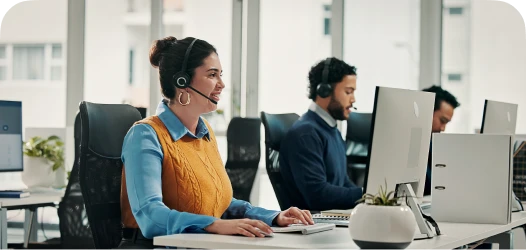 Três pessoas em computadores em chamada com interessados no aplicativo da calcmed