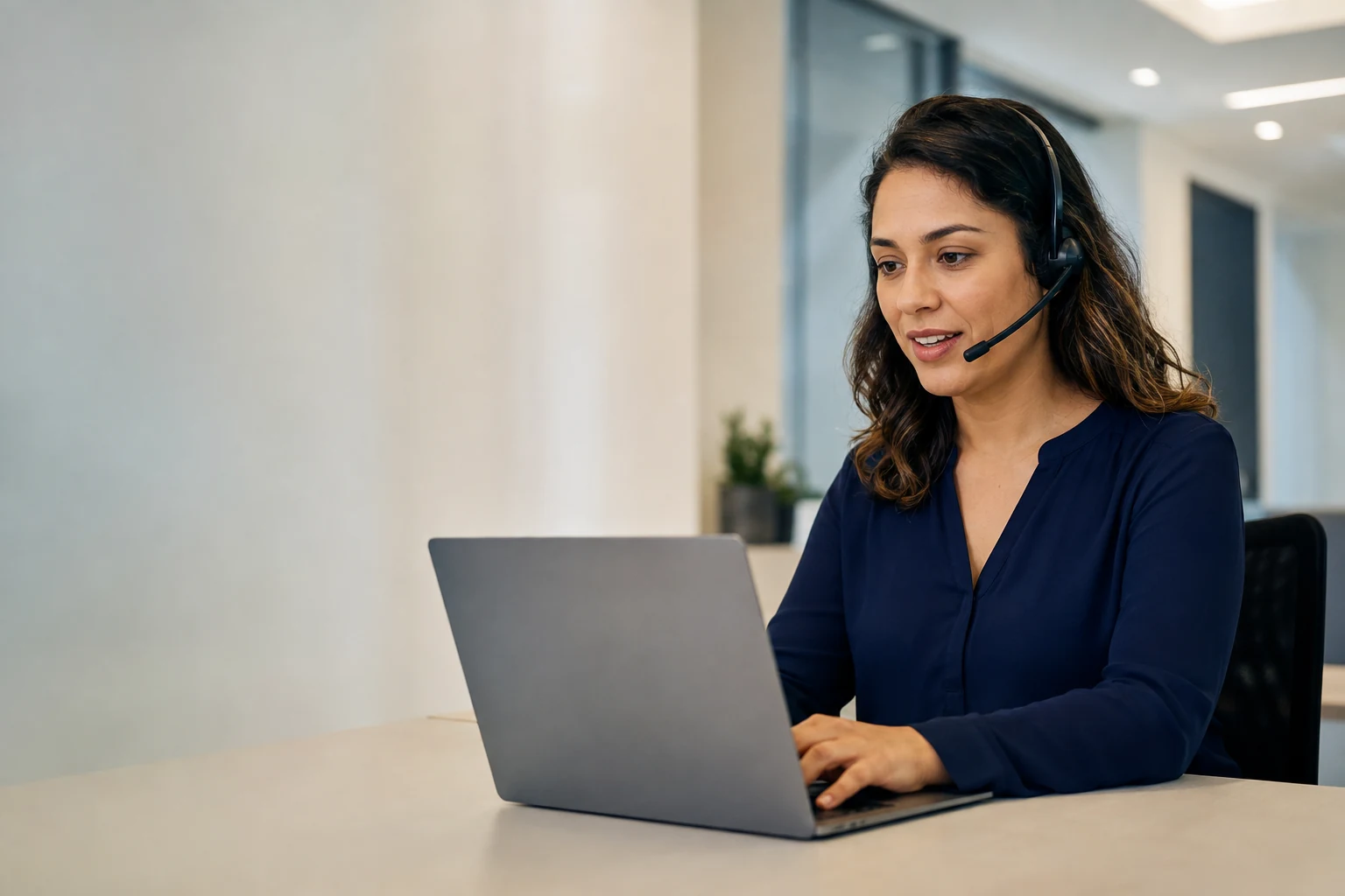 Profissional de suporte de software em atendimento por headset. Imagem ilustrativa.