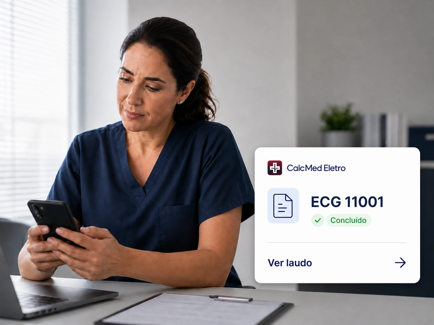 Profissional com celular e card ilustrativo de laudo concluído na CalcMed Eletro.