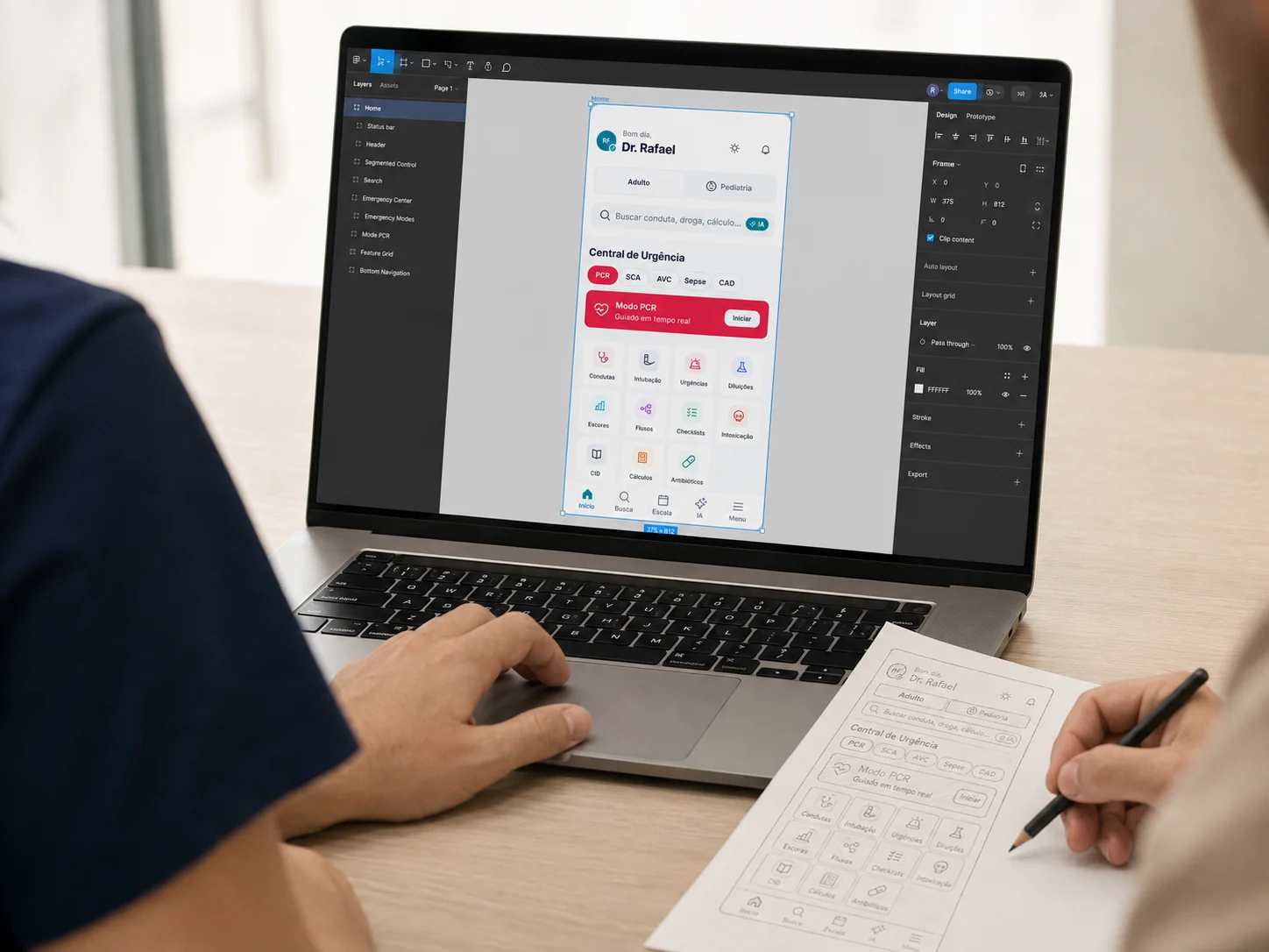 Cena ilustrativa de colaboração no design da Home da CalcMed, com interface no Figma e esboço em papel.